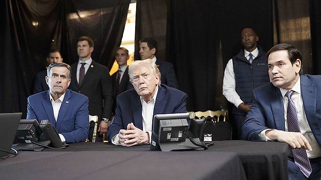 U.S. President Donald Trump, center, watches the status of the operation to arrest Venezuelan President Nicolas Maduro with aides at the Mar-a-Lago resort in Palm Beach, Florida, on Jan. 3. [SCREEN CAPTURE]