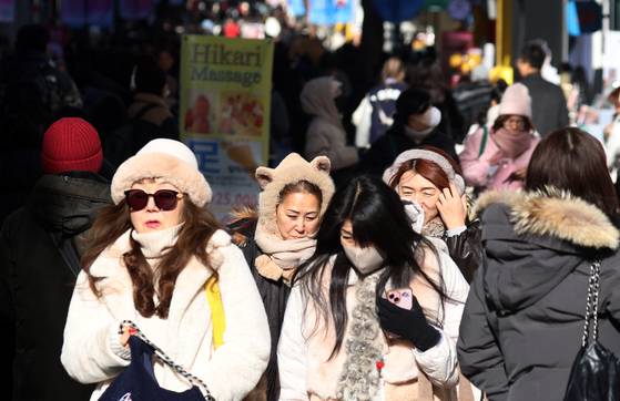 Foreign tourists in Myeongdong, central Seoul, on Dec. 21, 2025 [NEWS1]