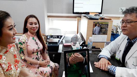 Vietnamese patients consults with medical staff at a dermatology clinic in Seomyeon, Busan. [JOONGANGILBO]