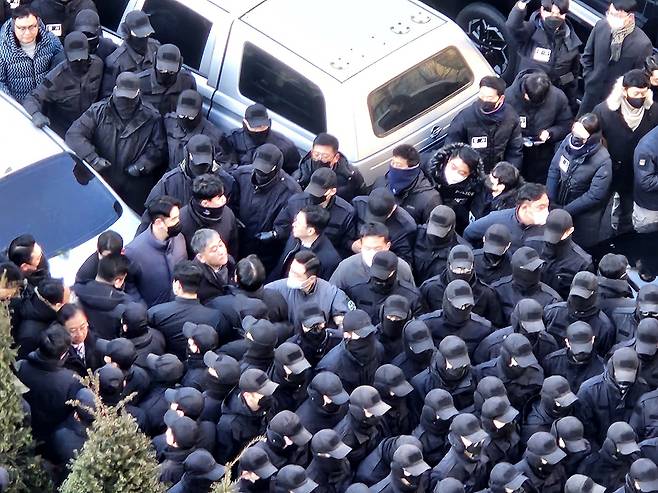 Members of the Presidential Security Service block investigators from the Corruption Investigation Office for High-ranking Officials from approaching the presidential residence in Yongsan District, central Seoul, on Jan. 3, 2025. [NEWS1]