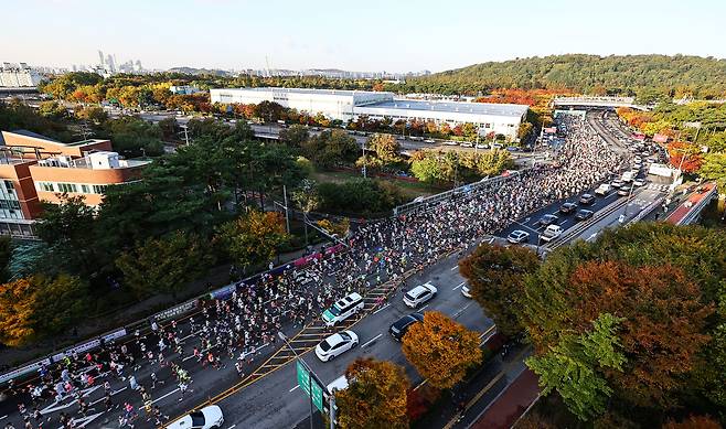 A road in Mapo District, western Seoul, is closed for runners of the 2025 JTBC Marathon on Nov. 2, 2025. [JOONGANG ILBO]