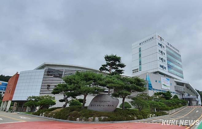 전남교육청의 학교 공기청정기 임대 및 유지관리 용역 입찰이 업무에 혼선을 초래하고 학교 시설관리 불편 초래는 물론, 행정업무 경감 기조에도 역행된다는 지적이다. /신영삼 기자