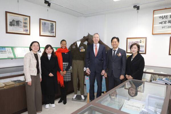 수원 삼일고 졸업식에 페이터 반 더 플리트(Peter van der Vliet) 주한 네덜란드 대사가 참석해 손금주 삼일학원 이사장, 김기남 삼일고 교장 등과 기념촬영을 하고 있다. 삼일고 제공