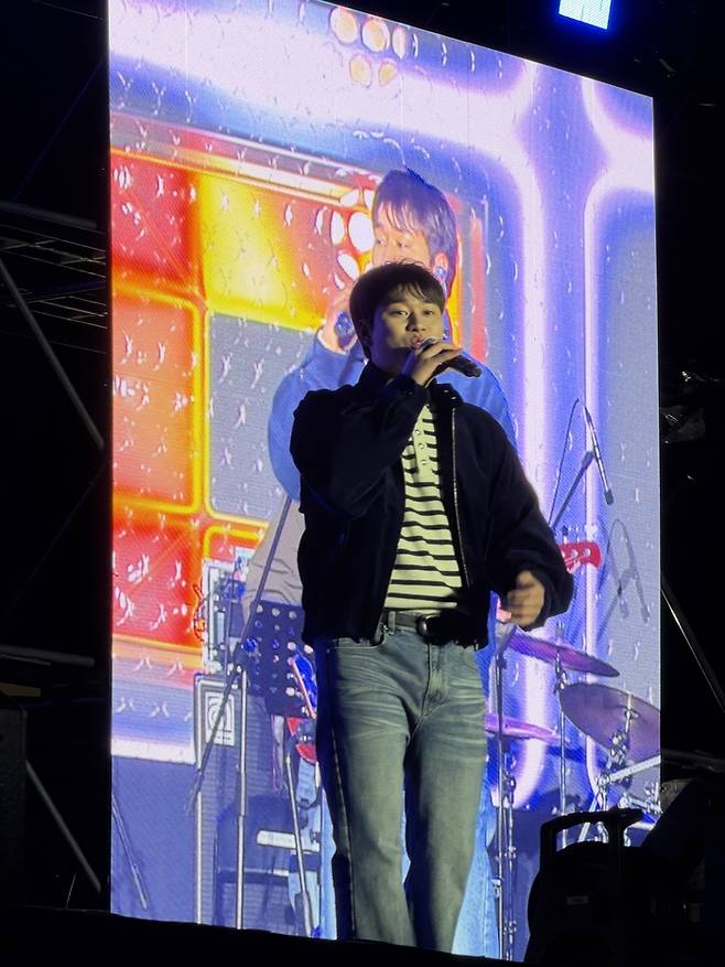 맹추위에 공연하고 있는 가수 이무진 / 사진=권효정 여행+ 기자