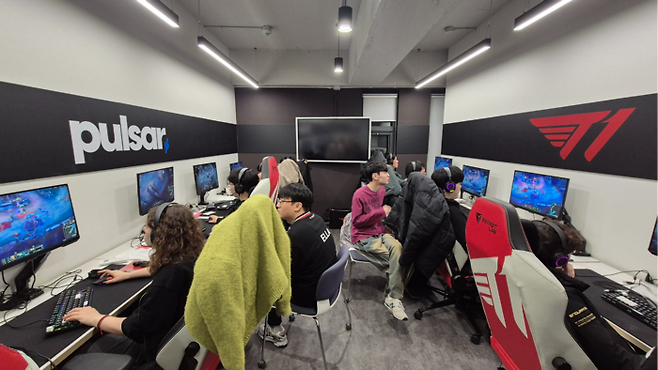 지난달 20일 서울 강남구 T1이스포츠아카데미에서 코치진이 게임 강습 수강생들의 경기를 지켜보고 있다. [이수민 기자]