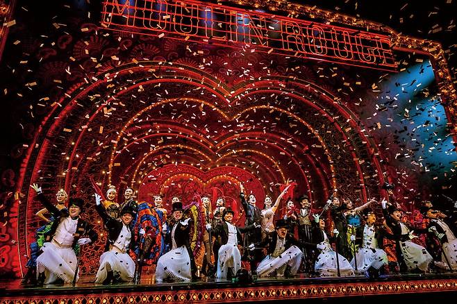 뮤지컬 '물랑루즈!'의 피날레 장면. 공연이 끝나면 모든 앙상블이 무대에 올라 함께 축제를 벌인다.  CJ ENM
