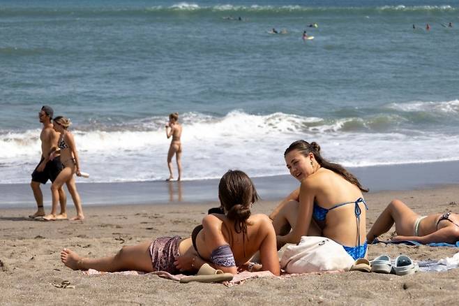 지난해 7월 1일(현지시간) 인도네시아 발리 캉구 해변에서 관광객들이 시간을 보내고 있다. [EPA 연합뉴스]