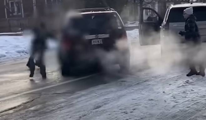 이민자 단속 작전 과정에서 여성이 총격으로 숨진 사건과 관련, 도널드 트럼프 미국 대통령을 포함한 정부 당국자의 상황 설명과 배치되는 영상이 공개돼 논란이 일고 있다. [유튜브 영상 캡처]