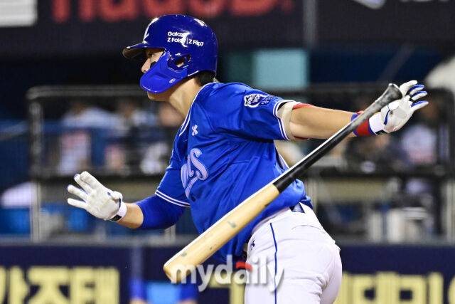 26일 서울 잠실야구장에서 열린 '2025 신한 SOL BANK KBO리그' 삼성 라이온즈와 두산 베어스 경기. 삼성 박승규가 5회초 2사에 안타를 치고 있다./마이데일리