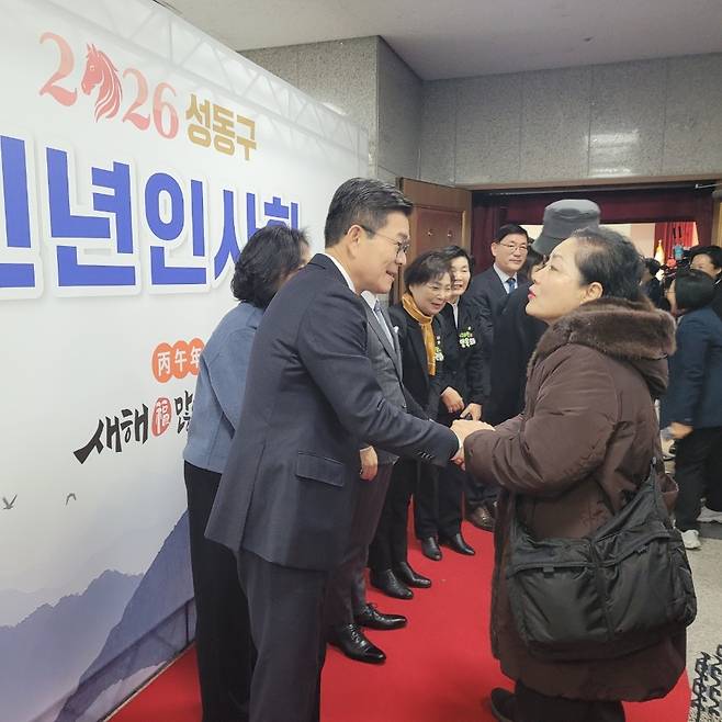 정원오 성동구청장이 구민과 인사를 나누고 있다.