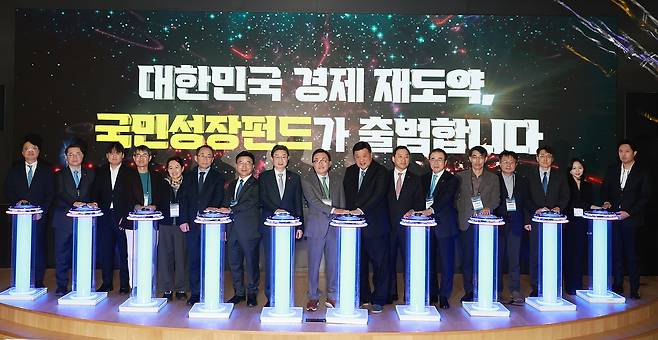 이억원(왼쪽 여덟 번째부터) 금융위원장이 지난해 12월 11일 서울 여의도 한국산업은행에서 열린 ‘국민성장펀드 출범식 및 제1차 전략위원회’에서 전략위원회 민관공동위원장을 맡은 박현주 미래에셋그룹 회장·서정진 셀트리온 회장을 비롯한 주요 참석자와 기념촬영을 하고 있다. [금융위 제공]