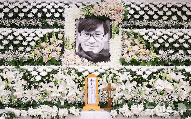 [서울=뉴시스] 사진공동취재단 = 5일 서울 서초구 서울성모병원 장례식장에 배우 안성기의 빈소가 마련돼 있다. 2026.01.05. photo@newsis.com