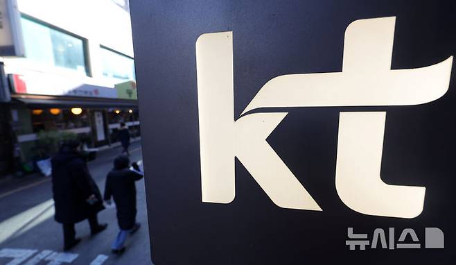 [서울=뉴시스] 홍효식 기자 = KT가 가입 해지 시 위약금을 면제하고 있는 가운데 하루에만 평균 3만 명 가까이 이탈한 것으로 나타났다. 이동통신사 간 지원금 경쟁이 심화되면서 누적 기준으로는 KT를 떠난 가입자가 10만 명을 넘어섰다. KT 이탈 고객 중 1만7106명은 SK텔레콤으로 향했고, 7325명은 LG유플러스, 4013명은 알뜰폰(MVNO)로 이동했다. 7일 이동통신업계에 따르면, 전날 기준 KT를 떠난 가입자는 2만8444명으로 하루 기준 역대 최대치를 기록했다.사진은 7일 서울 시내 KT 대리점 모습. 2026.01.07. yesphoto@newsis.com
