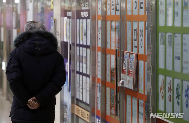 [서울=뉴시스] 고승민 기자 = 서울의 한 부동산 업체 밀집 상가 모습. 2022.03.13. kkssmm99@newsis.com