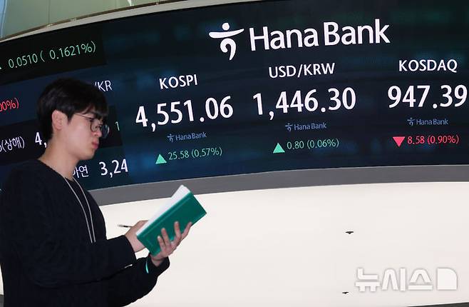 [서울=뉴시스] 배훈식 기자 = 사진은 지난 7일 오후 서울 중구 하나은행 딜링룸 전광판에 코스피와 코스닥 수치 등이 보이고 있는 모습. 2026.01.07. dahora83@newsis.com