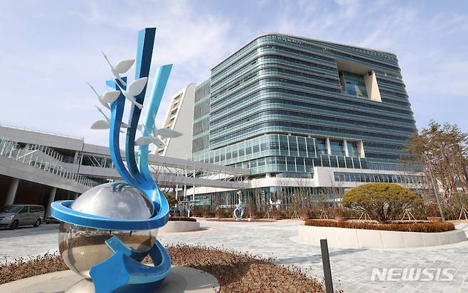 [세종=뉴시스] 강종민 기자 = 재정경제부가 입주한 세종시 어진동 정부세종청사 중앙동 모습. 2023.02.14. ppkjm@newsis.com