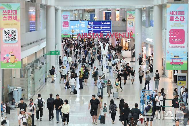 [인천공항=뉴시스] 권창회 기자 = K 콘텐츠가 인기를 끌면서 한국을 찾는 관광객이 큰 폭으로 늘고 있다. 사진은 인천국제공항 1터미널 면세구역 모습. 2025.09.01. kch0523@newsis.com