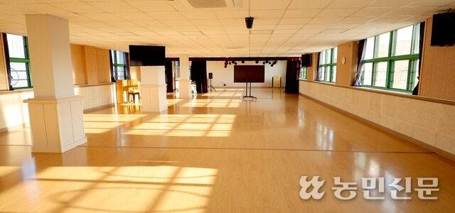 5층 : 다목적 강당에서는 문화예술교육과 소규모 공연, 행사가 열린다. 성남=김원철 프리랜서 기자
