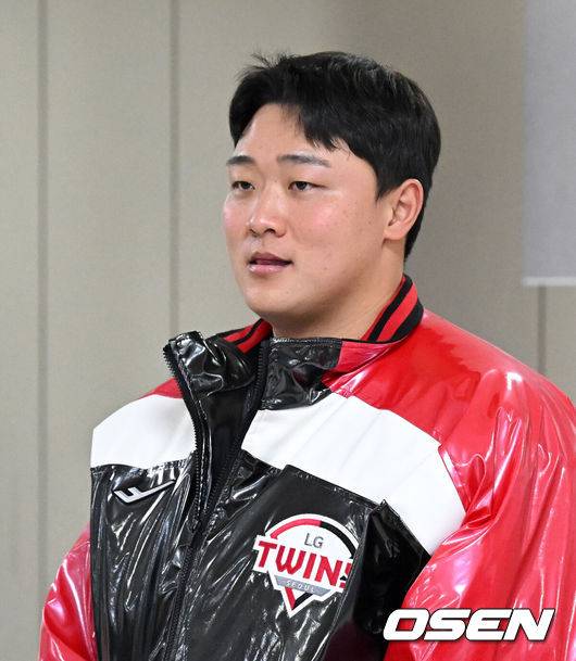 [OSEN=잠실, 이대선 기자] 6일 오후 서울 잠실야구장에서 LG 트윈스 2026년 선수단 신년인사회가 열렸다. 군 복무를 마치고 복귀한 LG 이재원이 인사를 하고 있다. 2026.01.06 /sunday@osen.co.kr