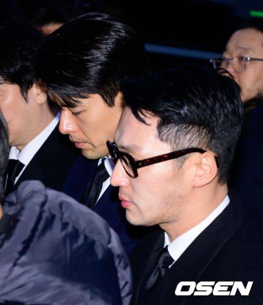 [OSEN=지형준 기자] 故 안성기 장례 미사 및 영결식이 9일 서울 명동성당에서 엄수됐다.  안성기는 지난 5일 오전 9시 서울 용산구 순천향대병원 중환자실에서 치료를 받던 중 가족들이 지켜보는 가운데 향년 74세로 세상을 떠났다. 지난달 30일 자택에서 음식물이 목에 걸린 채 쓰러져 병원으로 이송된 뒤 의식불명 상태로 치료를 받아온 지 6일 만이다.  영결식에서는 고인의 마지막 소속사 아티스트컴퍼니의 수장인 정우성과 이정재가 각각 영정과 훈장을 들며 고인을 배웅한다. 운구는 설경구, 박철민, 유지태, 박해일, 조우진, 주지훈이 맡았다.  운구를 맡은 배우 설경구, 박해일, 조우진, 유지태가 장례 미사를 마치며 슬픔에 잠겨 있다. 2026.01.09 /jpnews@osen.co.kr