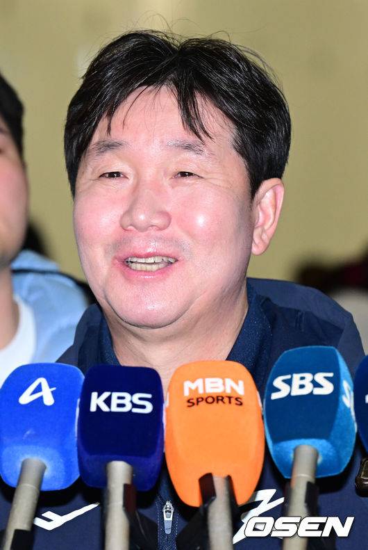 [OSEN=인천공항, 최규한 기자] 류지현 감독이 이끄는 한국 야구대표팀이 오는 3월 열리는 WBC를 준비하기 위해 9일 오전 인천공항을 통해 미국령 사이판으로 출국했다.류지현호는 9일부터 21일까지 사이판에서 1차 전지훈련 담금질에 나선다.류지현 대표팀 감독이 취재진과 질의응답 시간을 갖고 있다. 2026.01.09 / dreamer@osen.co.kr
