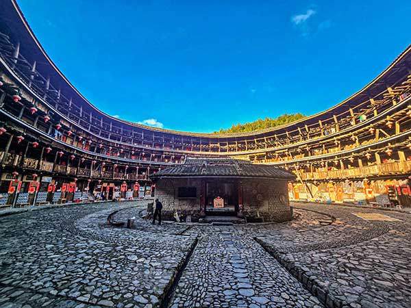 중국 복건성에는 1,000년 동안 진화해 온 옛날요새이자 아파트인 토루가 3,000여 개 있다. 대부분 지금도 주민들이 살고 있다. 유창루 마당에서 본 내부. 유창루는 이탈리아 피사의 사탑처럼 기울어진 것으로 유명하다.