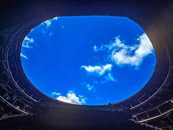 회원루 마당에서 본 지붕과 하늘.