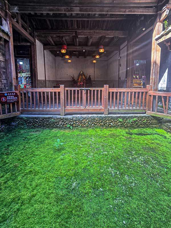 화귀루 마당 가운데의 사당의 이끼.