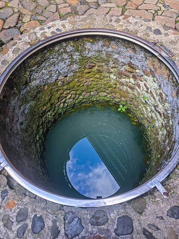 마당 가운데 있는 맑은 우물은 식수용이고, 탁한 우물은 불을 끄거나 가축을 먹이는 용도이다. 우물에 물고기를 키우는데 옛날에는 독을 탔는지 검증하는 용도였다고 한다. 지금도 물고기가 살고 있다.