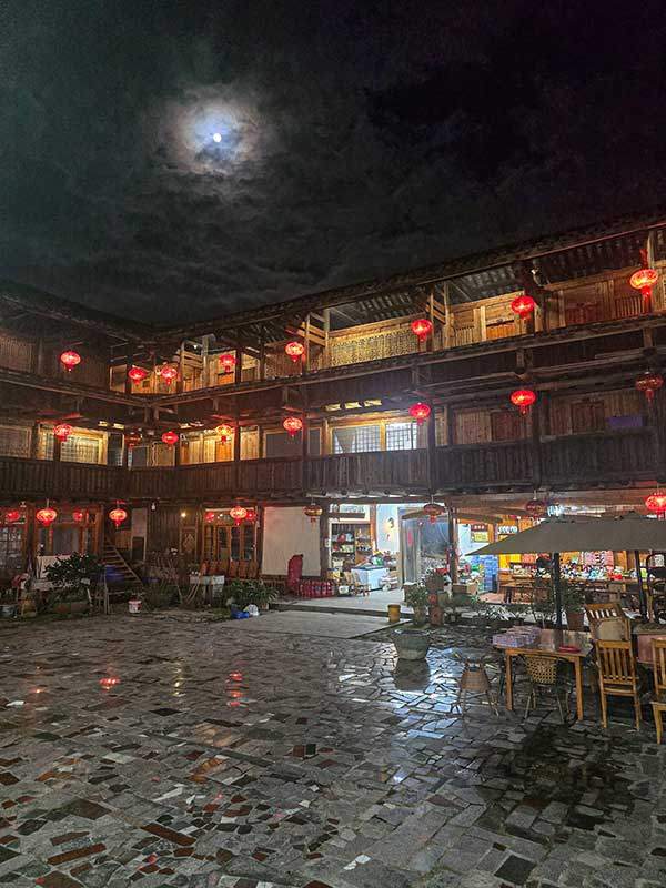 유창루 부근의 유창호텔 야경. 토루식 3층 건물을 숙소로 개조했다.