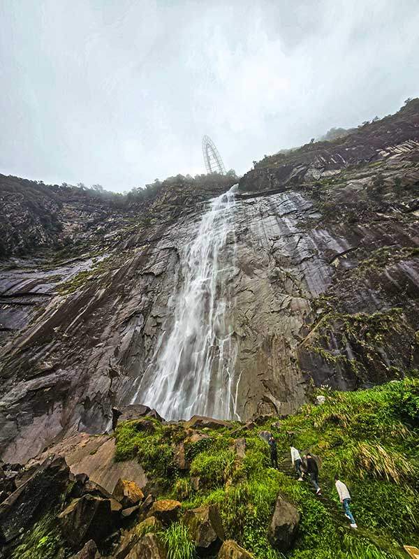 대선폭포의 최대 고도차는 314m이고,폭포수가 쏟아지는 단일 벼랑 최대 낙폭은184m이다. 폭포 위에 바닥이 유리로된 전망대가 있다. 폭포를 위에서 보고,아래에서도 볼 수 있다.