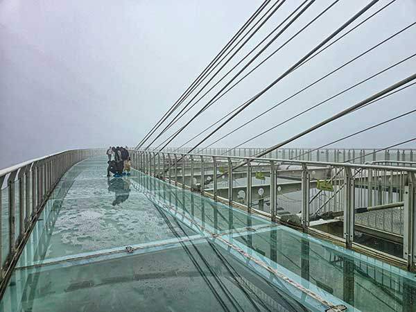 폭포 위쪽의 천공지 스카이하트 전망대. 유리 바닥을 통해 184m의 고도감이 그대로 느껴진다.