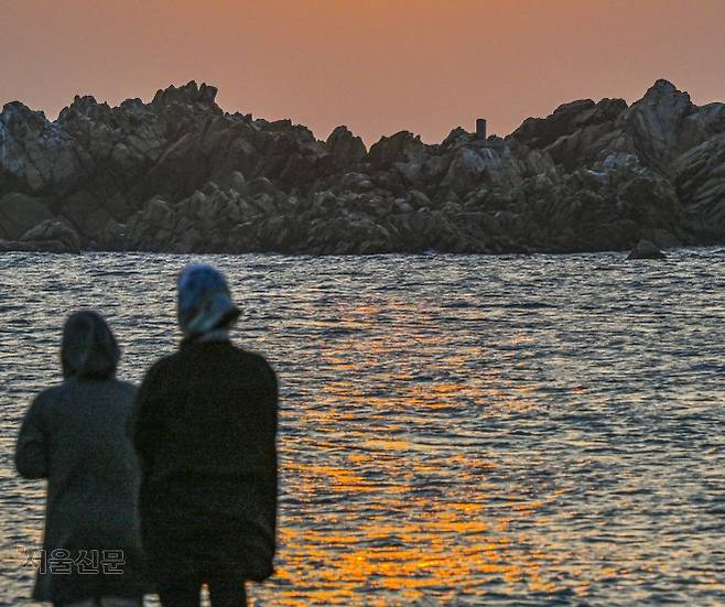 용이 돼 나라를 지키다 - 바다 한가운데 바위가 솟아올라 있습니다. 바로 경북 경주 문무대왕릉입니다. 문무왕은 신라 제30대 임금으로, 삼국 통일을 이룬 왕입니다. 그는 유언으로 “용이 돼 나라를 지키겠다”는 말을 남겼다고 합니다. 죽어서도 백성을 위하는 왕의 마음이 전해지는 듯합니다. 이지훈 기자