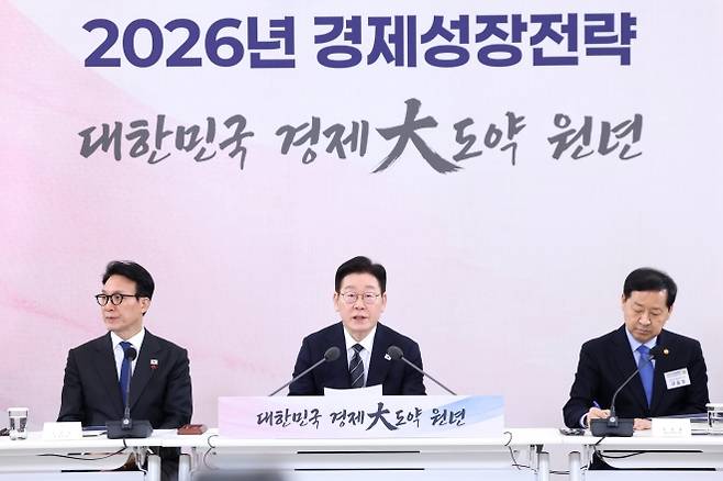 이재명 대통령, 경제성장전략 국민보고회 발언     (서울=연합뉴스) 한상균 기자 = 이재명 대통령이 9일 청와대에서 열린 경제성장전략 국민보고회에서 발언하고 있다. 2026.1.9 [청와대통신사진기자단]     xyz@yna.co.kr