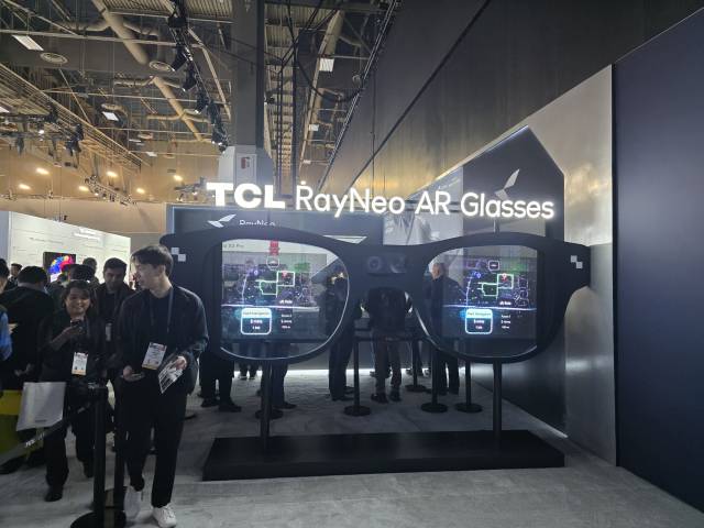 8일(현지시간) 미국 라스베이거스에서 열린 CES 2026의 TCL 전시관에서 스마트 글라스를 체험하기 위해 관람객들이 길게 줄을 서 있다. 라스베이거스=서종갑기자