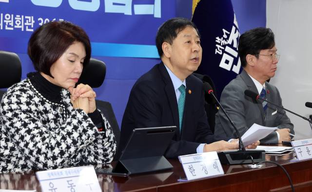 구윤철 부총리 겸 재정경제부 장관이 7일 서울 여의도 국회 의원회관에서 열린 2026년 경제성장전략 당정 협의에서 발언하고 있다. 왼쪽은 더불어민주당 한정애 정책위의장, 오른쪽은 김영훈 고용노동부 장관. 연합뉴스