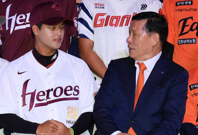 ‘2026 KBO 신인 드래프트’에서 허구연 KBO 총재가 1라운드 1순위에 키움 히어로즈로 지명된 박준현과 대화를 나누고 있다. 2025.9.17. 뉴스1