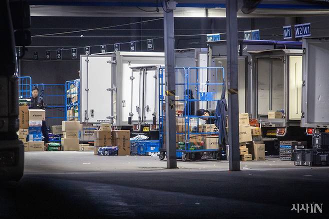 2025년 11월10일 서울 시내 한 쿠팡 로지스틱스 캠프에서 노동자들이 상하차 작업을 하고 있다. ⓒ시사IN 박미소