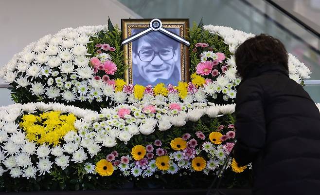 [서울=뉴시스] 홍효식 기자 = 6일 서울 중구 서울영화센터에 마련된 배우 고(故) 안성기 추모 공간을 찾은 시민들이 조문하고 있다. 2026.01.06. yesphoto@newsis.com