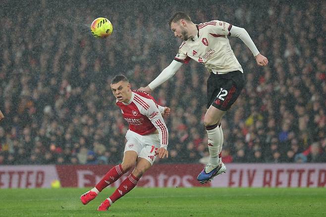 아스널 레안드로 트로사르(왼쪽)와 리버풀 코너 브래들리가 9일(한국시간) 에미레이츠 스타디움서 열린 EPL 21라운드 도중 공중볼을 다투고 있다. 런던｜AP뉴시스