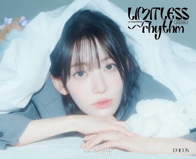 화보 촬영을 하고 있는 그룹 르세라핌. 디아이콘 제공