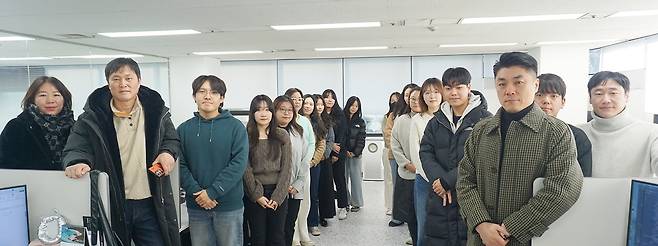 사진은 투어민 본사 임직원들. 사진 좌측 앞쪽에서부터투어민 인천직영점 황은옥 지점장, 투어민 민경세 대표, 황태영 사원, 성혜원 대리, 정다연 대리, 박한나 차장, 정세라 과장, 서희영 과장, 배세이 대리, 노유진 사원.우측 뒤쪽에서부터 김진아 과장, 한수민 사원, 최민하 사원, 신둘해 과장, 진가희 사원, 남민현 사원, 채중기 과장, 김현석 부장, 정상영 이사.