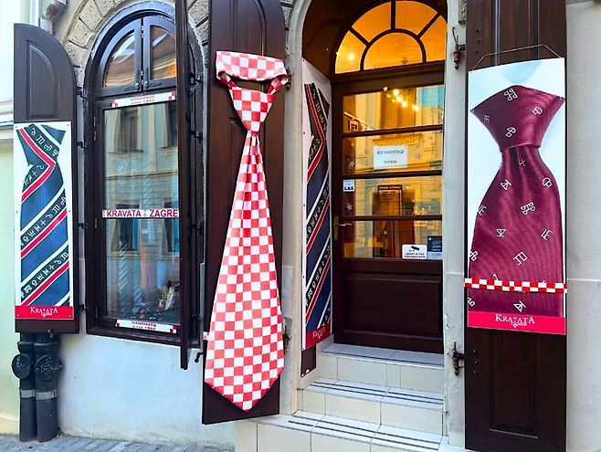 자그레브 시내의 한 넥타이 상점 입구와 전통 문양의 넥타이들. 사진제공|크로아티아관광청/CNTB
