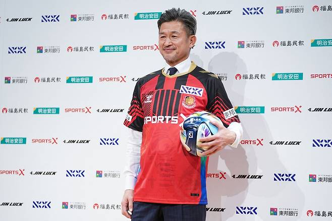 미우라 가즈요시가 9일 후쿠시마 입단 기자회견에서 포즈를 취하고 있다. AFP연합뉴스