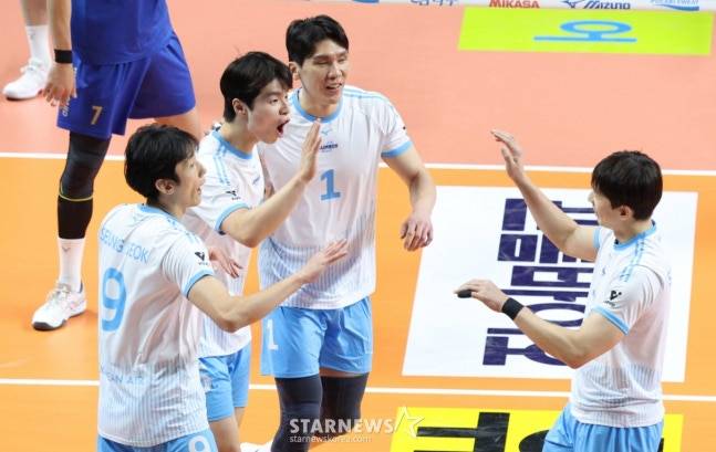 2025-2026 V-리그 남자부 우리카드 대 대한항공 경기가 8일 서울 장충체육관에서 열렸다.  대한항공 정한용이 결정적인 공격을 성공시킨 후 환호하고 있다. /사진=김진경 대기자