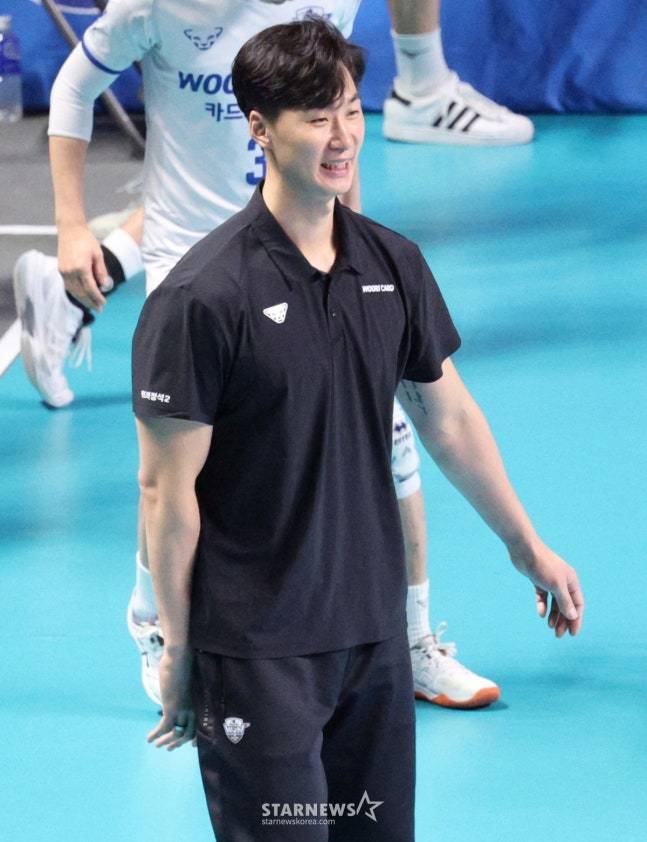 2025-2026 V-리그 남자부 우리카드 대 대한항공 경기가 8일 서울 장충체육관에서 열렸다.  우리카드 박철우 감독 대행이 밝은 표정으로 작전 지시를 하고 있다. /사진=김진경 대기자