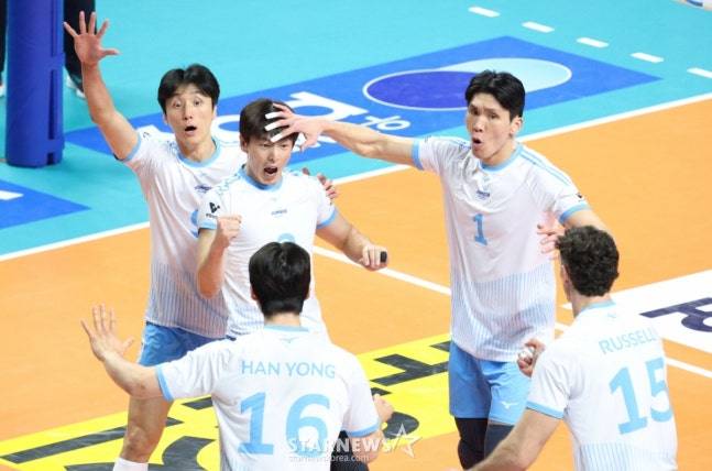 2025-2026 V-리그 남자부 우리카드 대 대한항공 경기가 8일 서울 장충체육관에서 열렸다.  대한항공 한선수가 어려운 공격을 성공시킨 후 환호하고 있다. /사진=김진경 대기자
