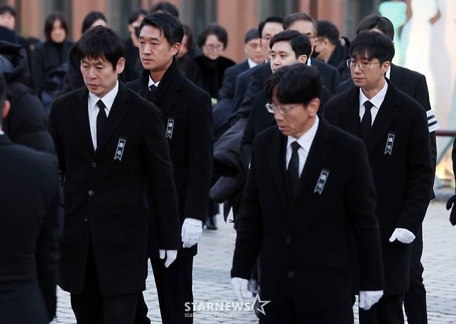 9일 서울 중구 명동성당에서 지난 5일 별세한 국민배우 故안성기의 장례 미사를 위해 배우 조우진, 박해일, 설경구, 박철민이 들어서고 있다./2026.01.09 /사진=김휘선 hwijpg@