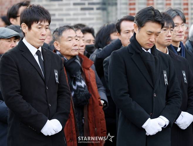 배우 설경구, 조우진이 9일 서울 중구 명동성당에서 지난 5일 별세한 국민배우 故 안성기의 장례미사에 참석해 애도하고 있다./2026.01.09 /사진=김휘선 hwijpg@