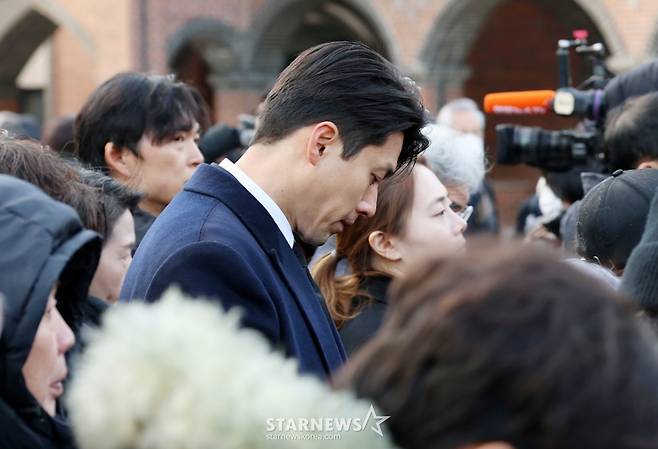 배우 현빈이 9일 서울 중구 명동성당에서 지난 5일 별세한 국민배우 故 안성기의 장례미사에 참석해 애도하고 있다./2026.01.09 /사진=김휘선 hwijpg@